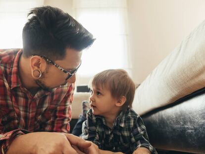 Un padre lee con su hijo.