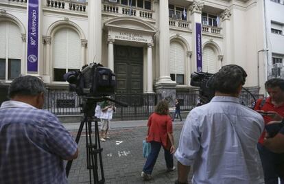Camarógrafos frente a la sede del Banco Central de Argentina el pasado martes, cuando la Policía la allanó por presunto fraude.