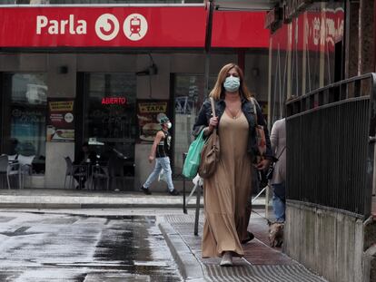 Varias personas pasan cerca de la estación de Cercanías de Parla, el viernes.