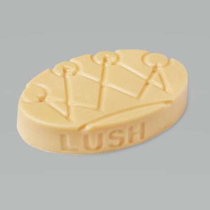 Lord of Misrule es el nuevo aceite de masaje sólido de Lush para calmar y reconfortar los músculos. Las mantecas y los aceites están diseñados para derretirse a la temperatura corporal, así que solo hay que sostener la barra entre las manos para que comience a derretirse antes de deslizarla sobre la piel. Se recomienda guardarla fresca y limpia en un recipiente con tapa o envolverla de forma segura en una envoltura de cera. Si hace mucho calor, es preferible guardarla en el frigorífico para evitar que se derrita. Precio: 9,95 euros.