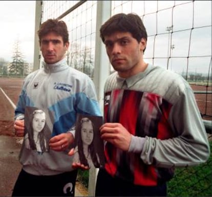Cantona, en sus primeros días como jugador del Auxere, junto a Bruno Martini, víctima de su cabezazo.