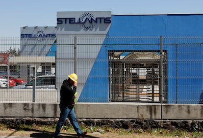 Un trabajador camina frente a la fábrica de Stellantis en Toluca, México, el 4 de abril.