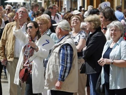 Una guía da explicaciones a un grupo de turistas en Valencia.