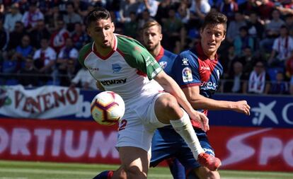 Calleri, izquierda, compite con Mantovani por la pelota.