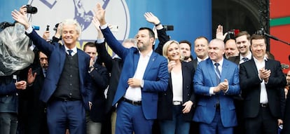 Salvini, junto a los líderes de otros partidos euroescépticos, este sábado en Milán.
