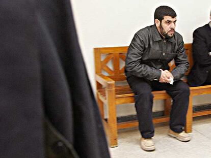 Abdelilah Hriz espera para ser interrogado por el juez Del Olmo en Marruecos en diciembre pasado.