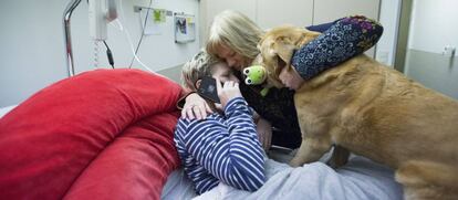 A atleta com sua mãe e a sua cachorra, Zen.