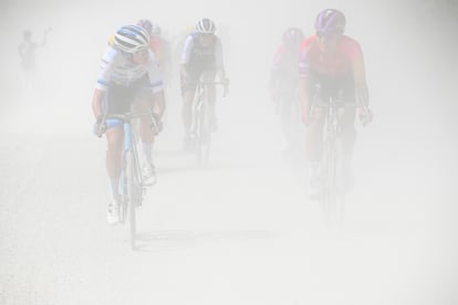Las ciclistas Ellen Van Dijk, de Holanda, a la izquierda, y Marlen Reusser, de Suiza, a la derecha, lideran el pelotón durante la cuarta etapa del Tour de Francia femenino, este miércoles en Bar-sur-Aube.