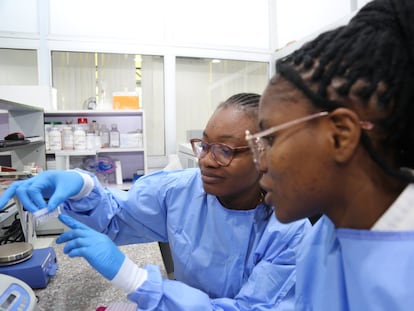 Investigadoras del Centro Africano de Excelencia para la Genómica de Enfermedades Infecciosas, en Ede (Nigeria).