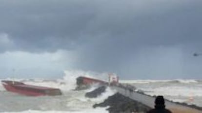El carguero español "Luno" se parte en dos frente al puerto francés de Bayona