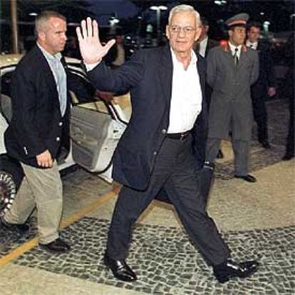 Paul O'Neill, a su llegada a Río de Janeiro, en agosto de 2002, antes de ser destituido del cargo.