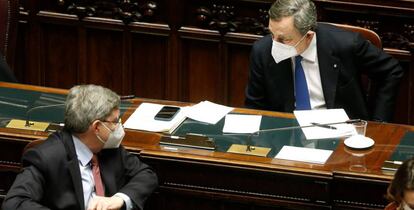 El ministro de Infraestructuras, Enrico Giovannini, junto al presidente Mario Draghi en sesión parlamentaria en Roma  el pasado 18 de febrero.