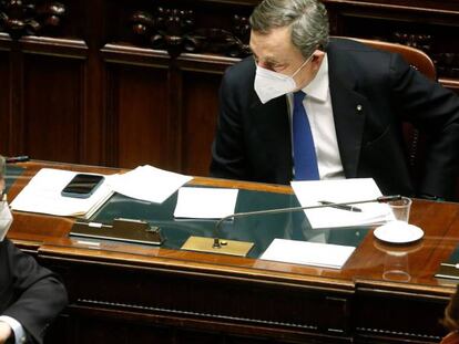 El ministro de Infraestructuras, Enrico Giovannini, junto al presidente Mario Draghi en sesión parlamentaria en Roma  el pasado 18 de febrero.