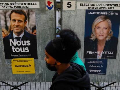 Carteles electorales de Emmanuel Macron y Marine Le Pen en París