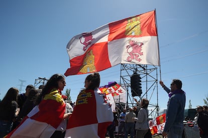 Una persona sujeta una bandera de Castilla y León durante la festividad del Día de Castilla y León, a 23 de abril de 2024, en Villalar de los Comuneros, Valladolid, Castilla y León.