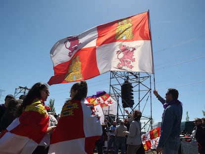 Una persona sujeta una bandera de Castilla y León durante la festividad del Día de Castilla y León, a 23 de abril de 2024, en Villalar de los Comuneros, Valladolid, Castilla y León.