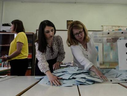 Escrutinio en un colegio electoral en Salónica, en las elecciones de este año en Grecia.
