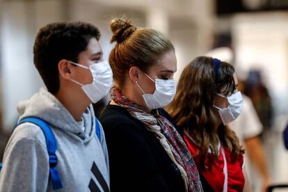 Pasajeros usan mascarillas en el aeropuerto de Sao Paulo, en Brasil.