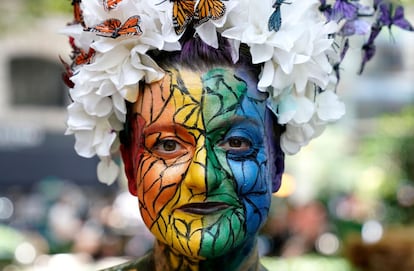 Una mujer participa en la tercera marcha de la liberación 'queer', en Nueva York, EE UU.