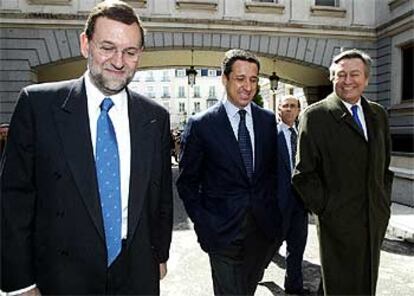 Mariano Rajoy, Eduardo Zaplana y Luis de Grandes, a las puertas del Congreso.