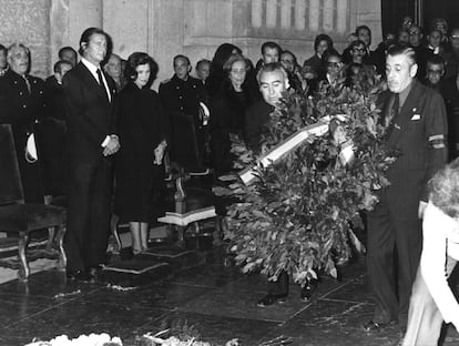Carmen Polo junto con los duques de Villaverde y familiares asisten al funeral de Francisco Franco en la basílica del Valle de los Caídos, en 1976.