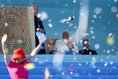 El Papa durante la ceremonia de acogimiento, celebrada el jueves, en el Parque Eduardo VII de Lisboa.