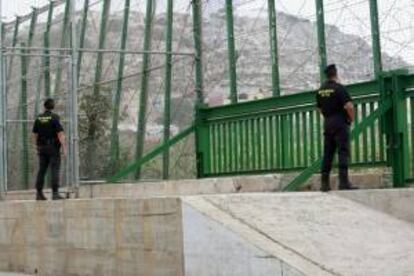 Dos guardias civiles en el perímetro fronterizo de Melilla. EFE/Archivo