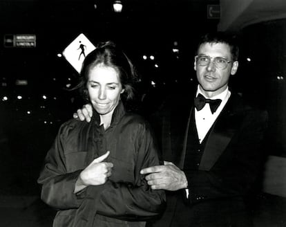 Harrison Ford se casó en tres ocasiones. En la imagen, en 1981 con su segunda mujer, la guionista Melissa Mathison, de quien se divorció en 2004 tras 21 años de matrimonio. Con ella tuvo a su tercer y cuarto hijo, Malcom y Georgia. 