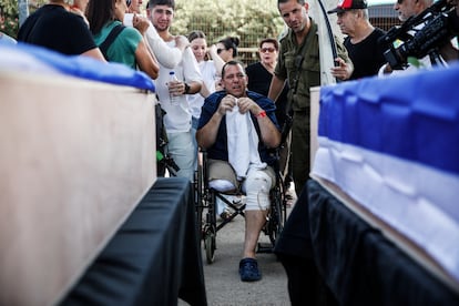 Avida Bachar, herido en el ataque perpetrado por hombres armados de Hamás el 7 de octubre en el kibutz Beeri, llora en el funeral de su esposa e hijo, asesinados durante el asalto.
