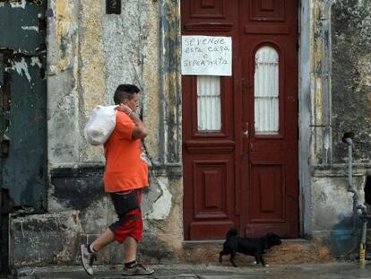 Un hombre pasa frente a una casa en venta en La Habana (Cuba).