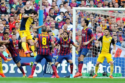 El Atlético llegó a la última jornada con la necesidad de sacar un punto en el Camp Nou para ser campeón. El cabezazo de Godín igualó el tanto de Alexis Sánchez y le dio el título a los rojiblancos 14 años después del último. La conquista tuvo el mérito de haberla conseguido superando al Barcelona de Messi y al Real Madrid de Cristiano Ronaldo, que por entonces estaban en pleno apogeo.