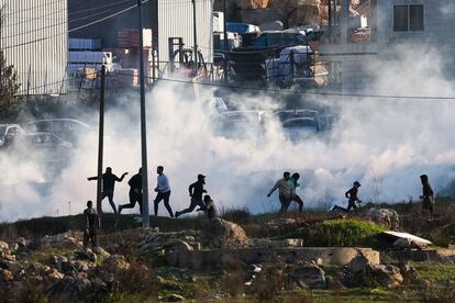 Las fuerzas israelís disparan gas lacrimógeno para dispersar a los manifestantes palestinos que la entrada norte de la ciudad de Ramallah, hoy jueves.