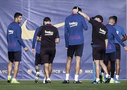 Gerard Piqué, who towers above his teammates at 1.94 meters, shares a joke during a training session.