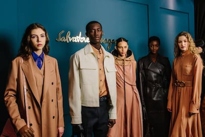 Esta es la primera ocasión en que la colección femenina de Ferragamo, diseñada por Paul Andrew, y la masculina, diseñada por Guillaume Meilland, conviven en la pasarela durante un único desfile.