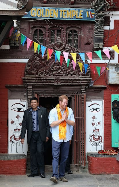 Enrique de Inglaterra aprovecha su viaje para visitar todos los lugares históricos de Katmandú. Este es su primer viaje oficial a Nepal, que comenzó el día 18 y acabará el 22. En la imagen, un guía le enseña el patio exterior del Golden Temple, un templo budista patrimonio de la humanidad.