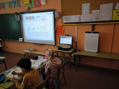 Un aula de colegio Francisco Arranz, con el aparato instalado ya en clase.