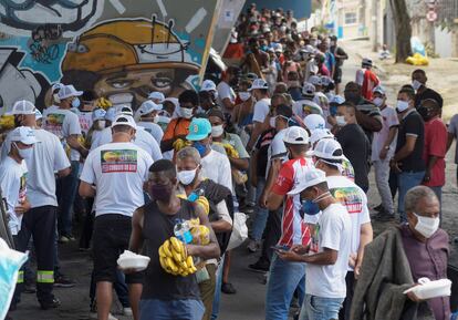 Fila para receber doação de comida em Belo Horizonte, em 24 de abril.