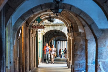 La Rúa do Vilar es una calle porticada, elemento arquitectónico típico de Santiago de Compostela. 