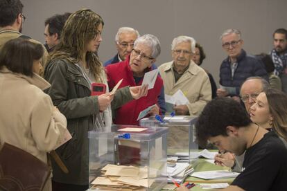 Una jove vota a un collegi de Barcelona.