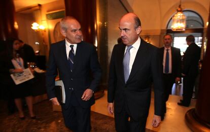 El director de EL PAÍS, Antonio Caño, recibe al ministro de Economía, Luis de Guindos.