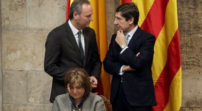 Fabra y Goirigolzarri conversan mientras la consejera Isabel Bonig firma el convenio.