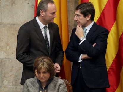 Fabra y Goirigolzarri conversan mientras la consejera Isabel Bonig firma el convenio.