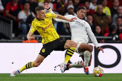 Nico Schlotterbeck del Dortmund y Jude Bellingham del Madrid, en una jugada durante el partido.