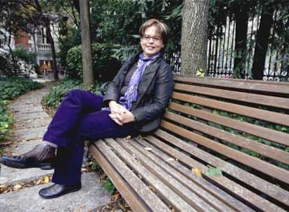 La poeta colombiana Piedad Bonnett, en el jardín de la Casa de América de Madrid.