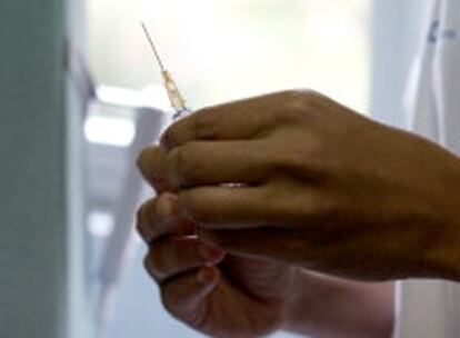 Una jeringuilla con una vacuna preparada para ser inyectada