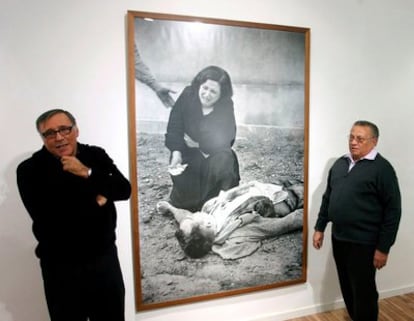 Los hijos del fotógrafo Agusti Centelles, Octavi y Sergi, durante la presentación de la exposición 'Agusti Centelles vuelve a Reus'