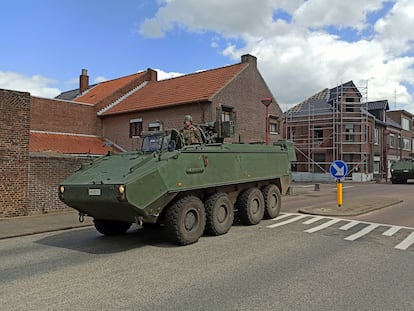 Un convoy militar cruza Maasmechelen en dirección al parque nacional Hoge Kempen, donde se desarrolla la búsqueda del militar Jürgen Conings, el pasado viernes.