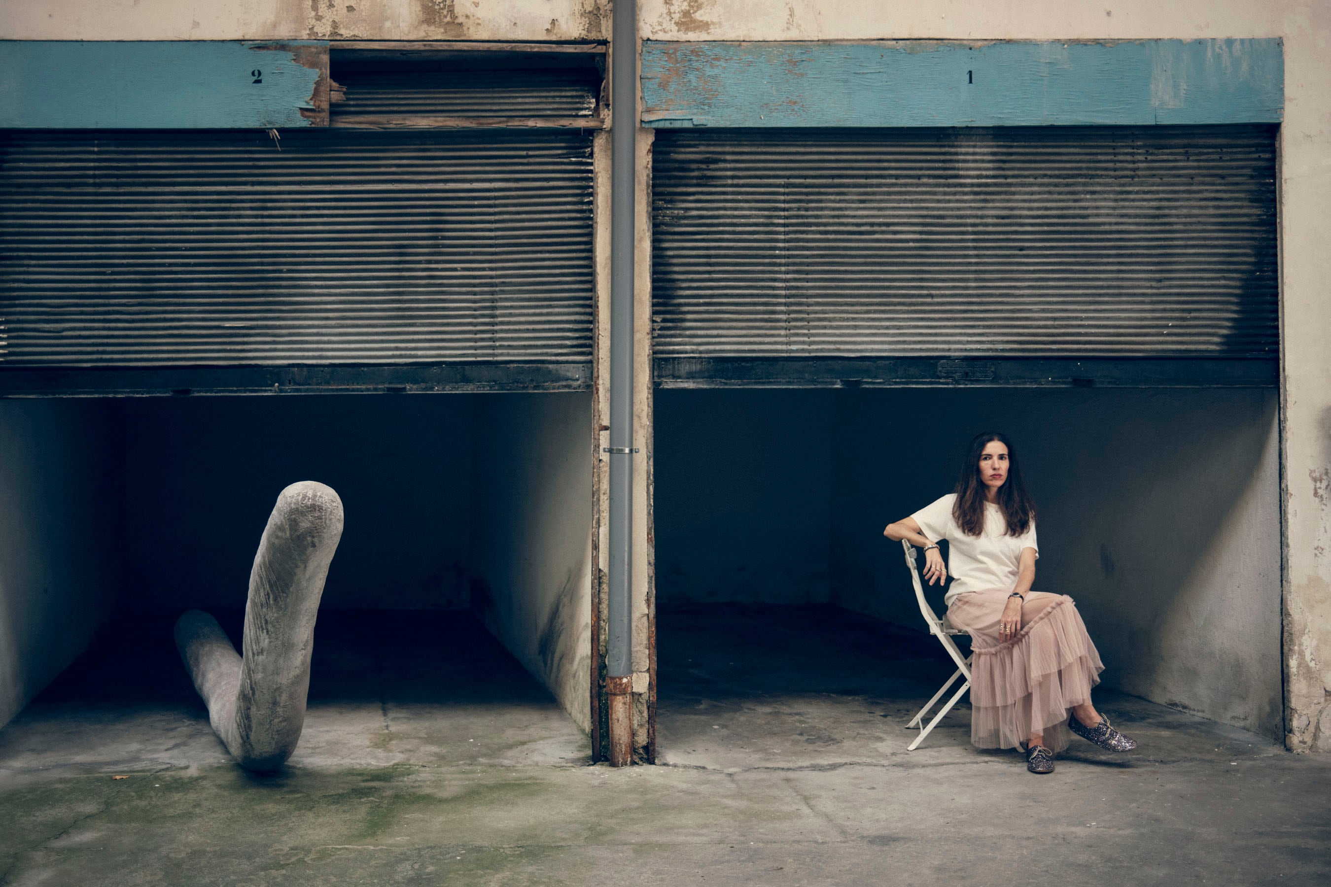 Carmen Mora, la artista que se inspira en las líneas de expresión y crea arrugas gigantes