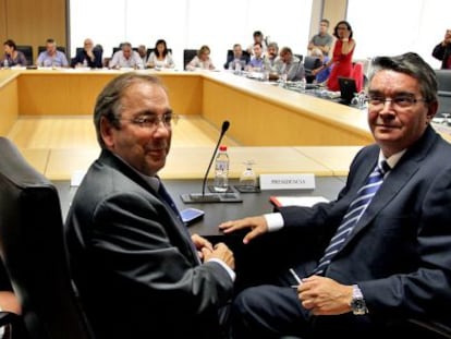 Imagen de una Mesa general de la Funci&oacute;n P&uacute;blica de 2012 con el entonces consejero de Hacienda, Jos&eacute; Manuel Vela, a la derecha.