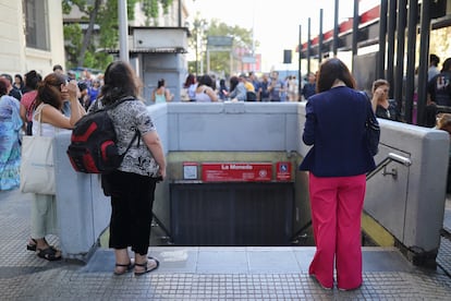 La red de Metro ha dejado de funcionar en Santiago. Los trabajadores han tenido que trasladarse hasta sus hogares a pie.